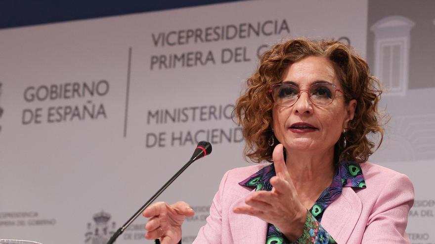 Montero cifra en &quot;algo más de 200 millones&quot; el coste de evitar que el SMI tribute en el IRPF