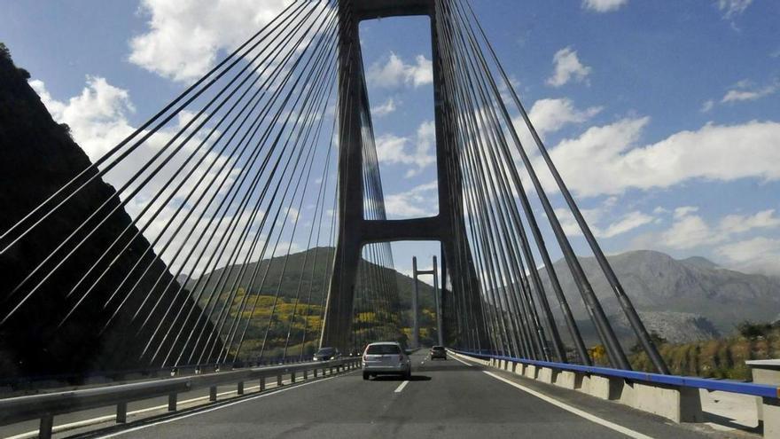 Puente de la autopista del Huerna sobre el embalse de Barrios de Luna.