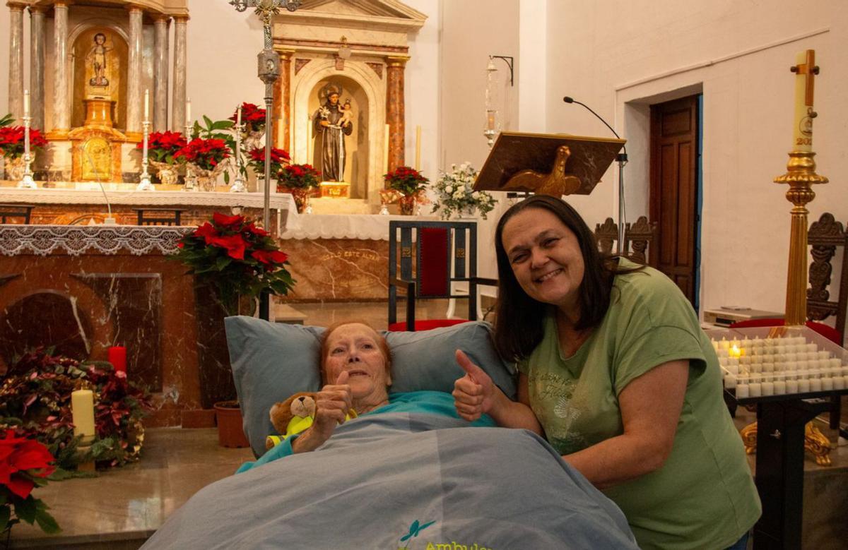 Josefina y su hija Ana, en la iglesia del pueblo. | A.FEIXA (EFE)