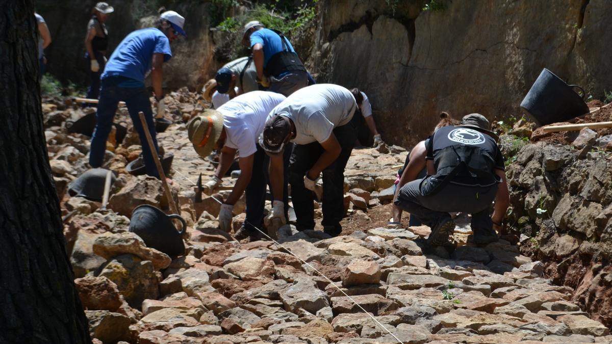 Recuperación de un camino tradicional de Jesús Pobre enlosado con &quot;pedra seca&quot;