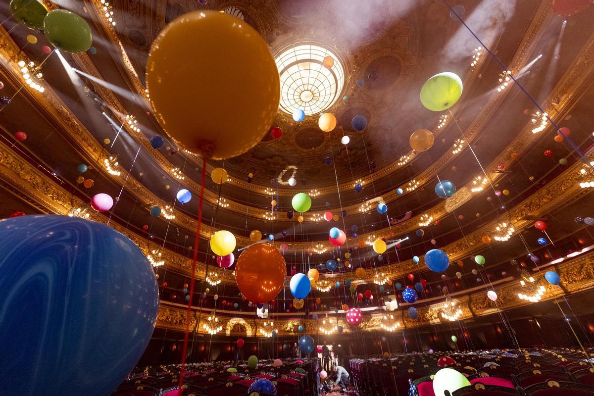La artista brasileña Flávia Junqueira llena de globos el Liceu