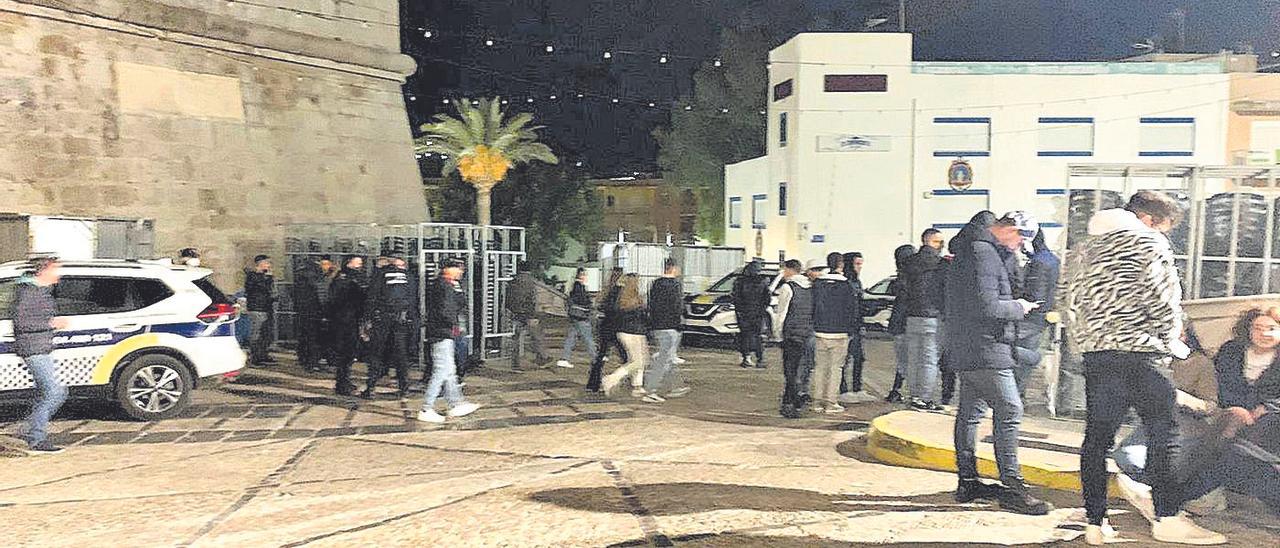 Varias patrullas de la Policía Local de Peñíscola en la plaza Santa María la noche de los hechos.