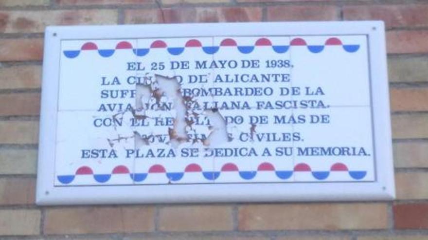 Una imagen de la placa destrozada por actos vandálicos en la plaza del Mercado Central de Alicante