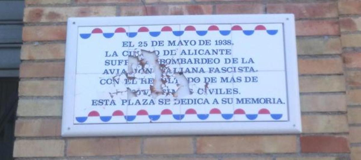 Una imagen de la placa destrozada por actos vandálicos en la plaza del Mercado Central de Alicante