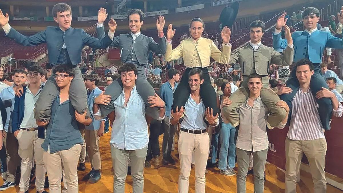 Salida a hombros de los participantes en la becerrada del año pasado.