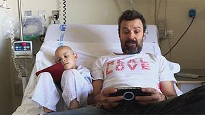 Pau Donés juga amb Idaira a la consola