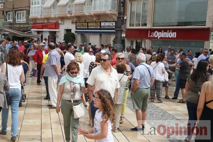 Cientos de personas protestan frente al Ayuntamiento de Cartagena por el pacto entre PP, PSOE y Cs