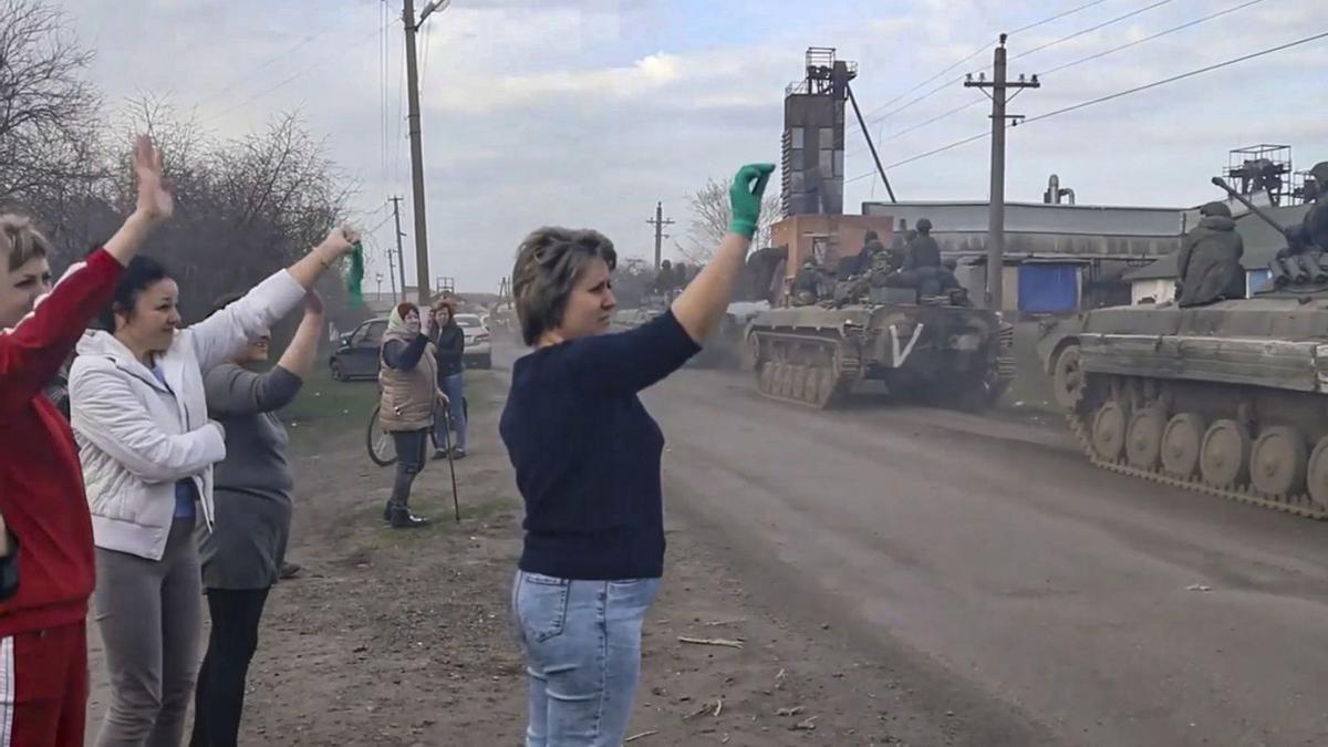 Dones ucraïneses acullen soldats russos en l’operació ofensiva a la regió de Khàrkiv  | MINISTERI DE DEFENSA RUS/EFE
