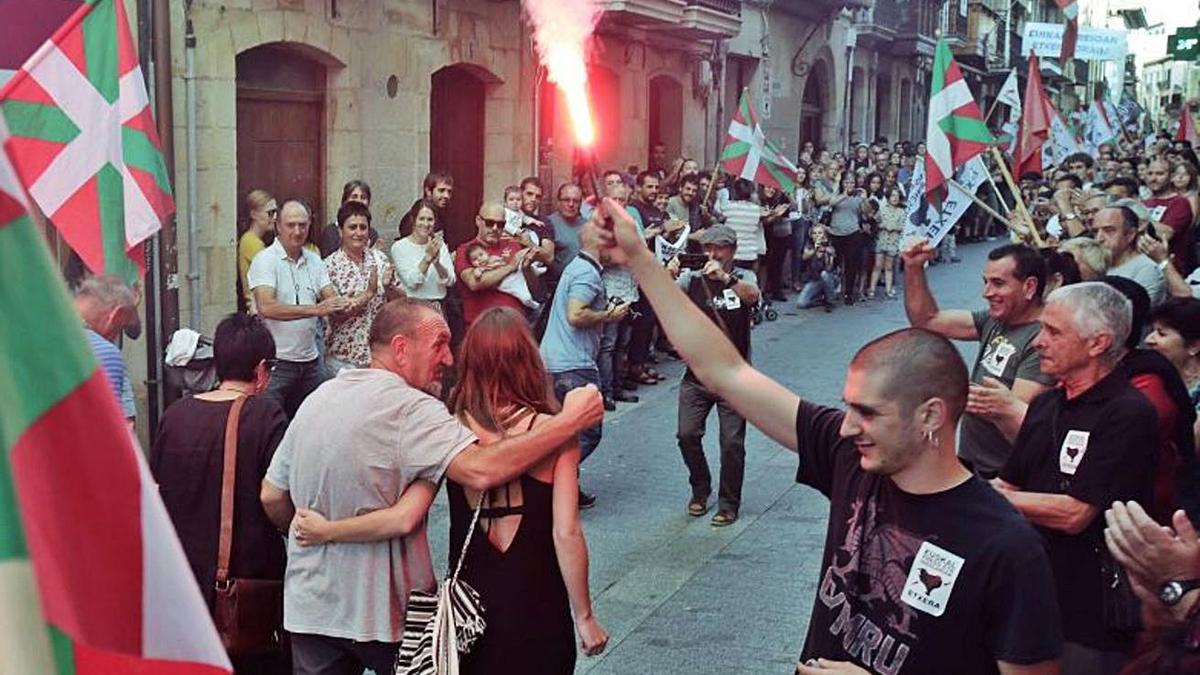 Recibimiento a un “héroe” del pueblo en Oñate.  