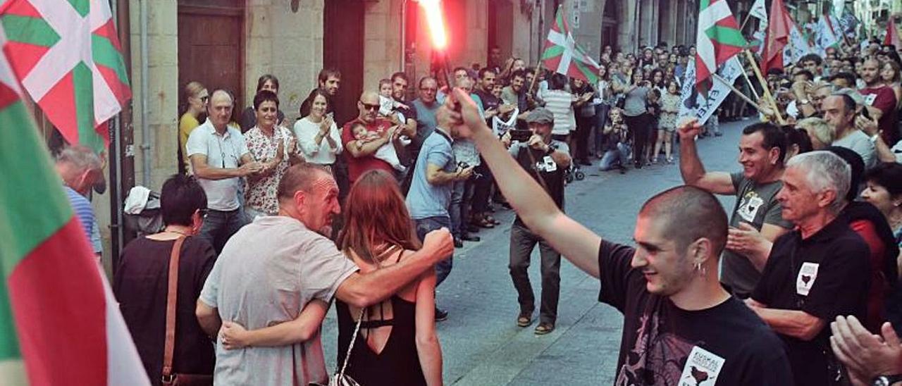 Recibimiento a un “héroe” del pueblo en Oñate.