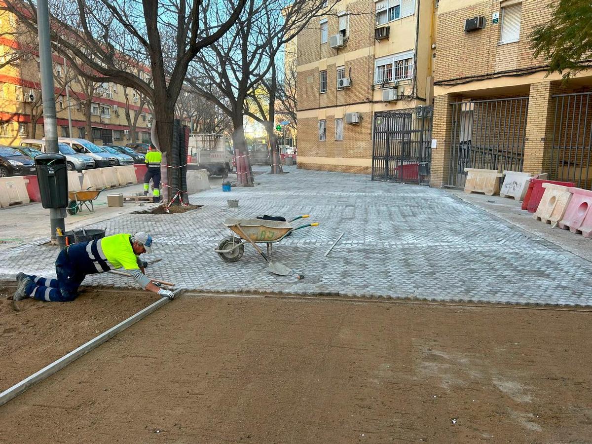 Obras en una calle de Sevilla estos días.