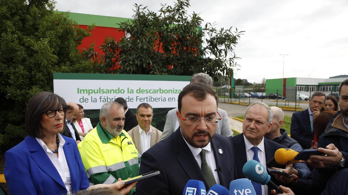El presidente del Principado atiende a la prensa en Fertiberia bajo la mirada del ministro de Industria.