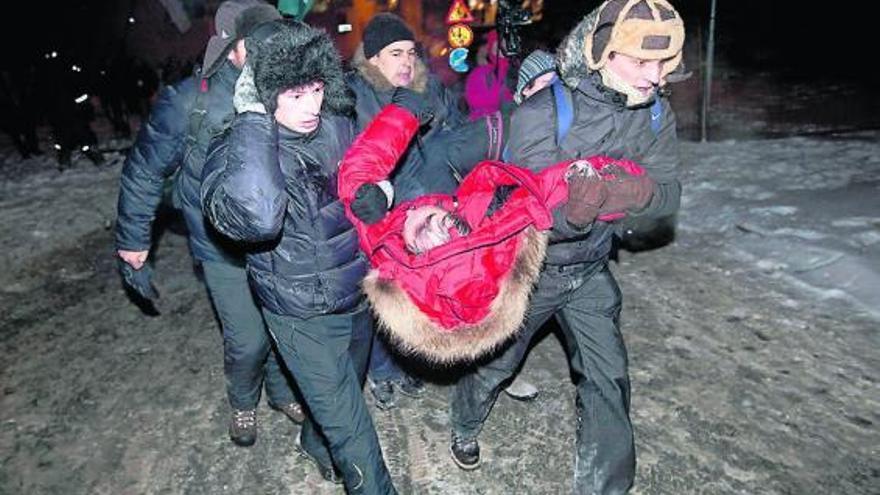 El candidato opositor Nekliaev es evacuado inconsciente tras haber sido agredido por los agentes de Lukashenko.