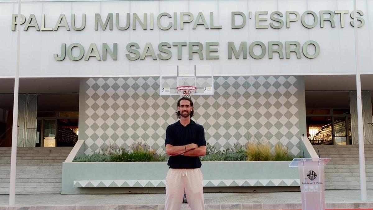 Joan Sastre Morro posa ante el palacio de deportes de Inca que ahora lleva su nombre.