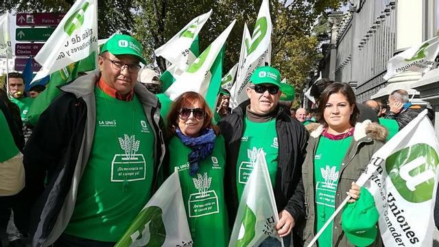 Manifestantes valencianos frente a la sede del Ministerio de Agricultura