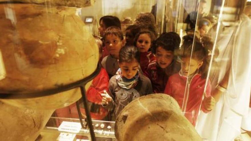 Visitas teatralizadas al Tesoro de Villena en el Museo Arqueológico José María Soler con motivo del 50 aniversario de su descubrimiento.