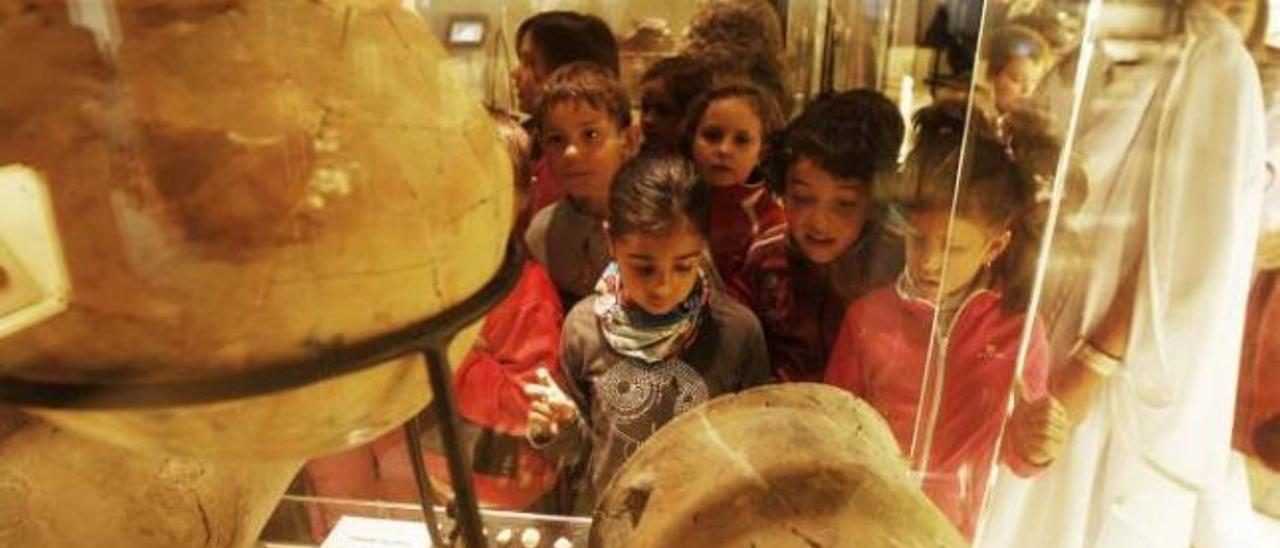 Visitas teatralizadas al Tesoro de Villena en el Museo Arqueológico José María Soler con motivo del 50 aniversario de su descubrimiento.