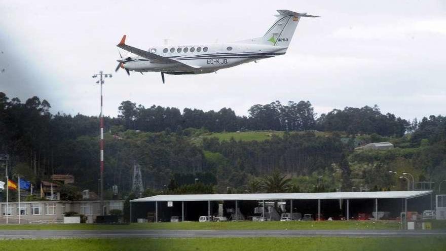 Una avioneta realiza pruebas en Alvedro.