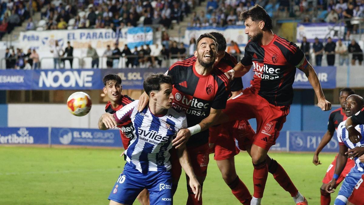 Una jugada del Avilés-Ponferradina de la primera vuelta