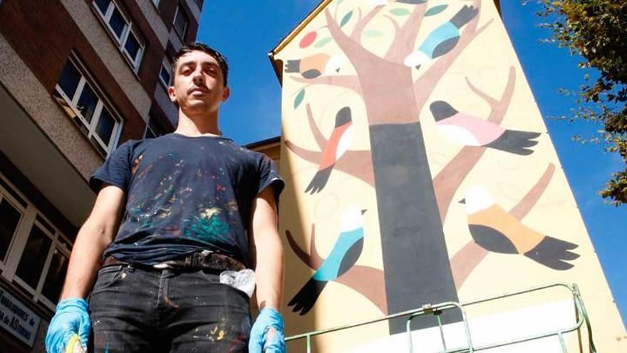 Agostino Iacurci, ayer, ante el mural que está ejecutando en una medianera de la avenida de Pumarín.