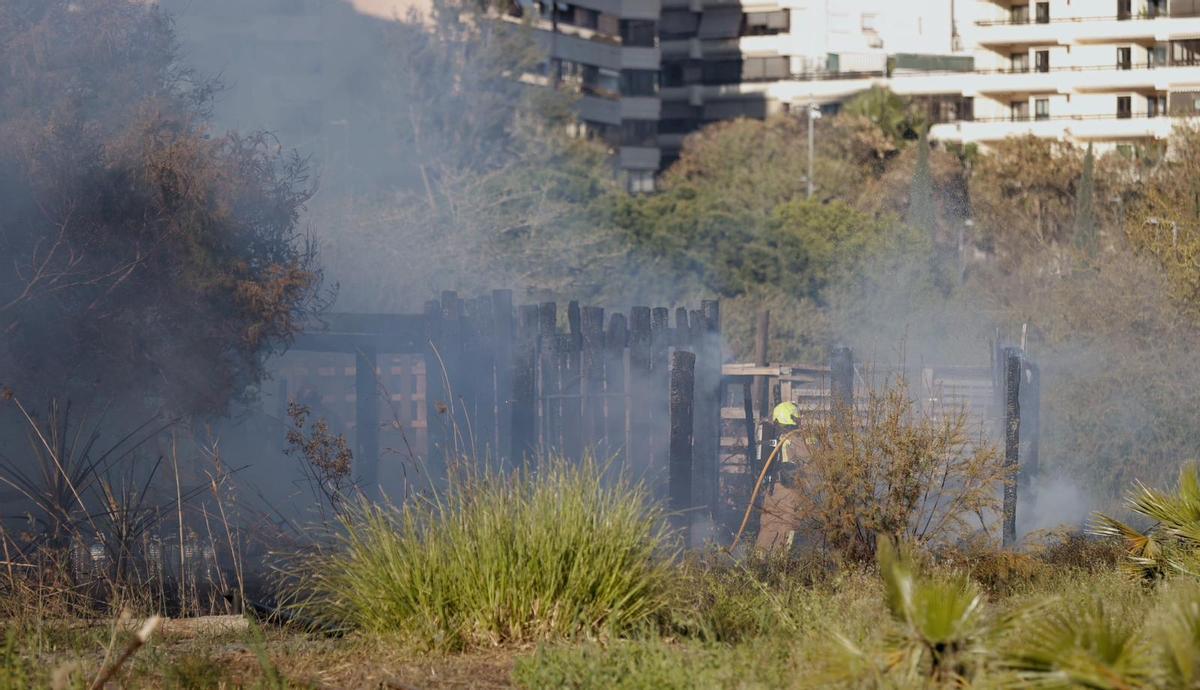 Los bomberos apagan el incendio del refugio detrás de Casa Mediterráneo en Alicante Los bomberos apagan el incendio del refugio detrás de Casa Mediterráneo en Alicante
