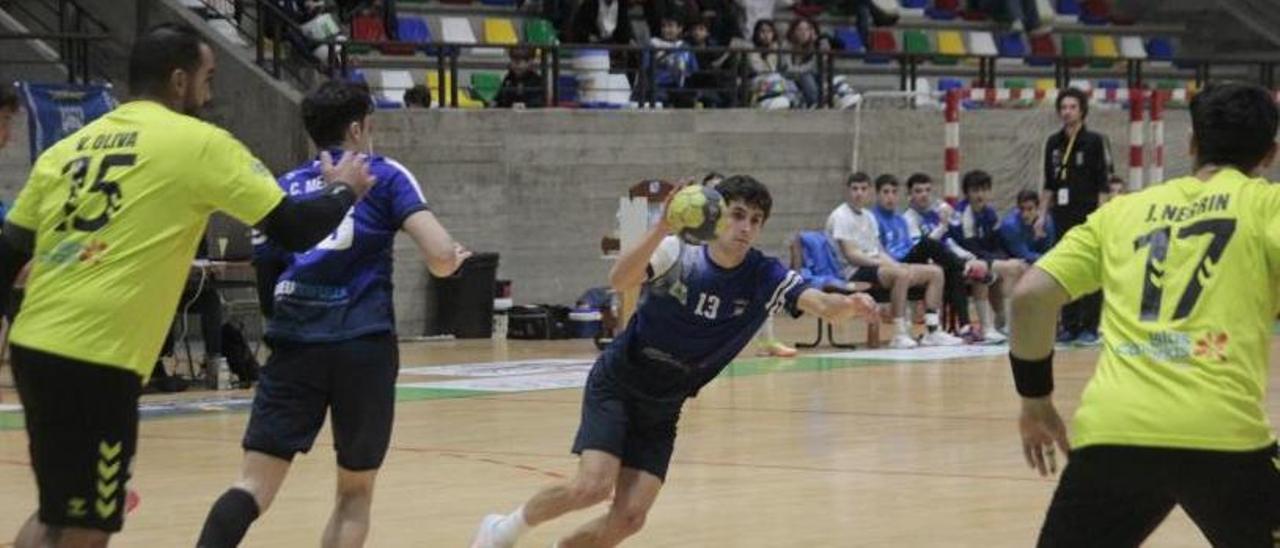 Brais en un acción del partido entre el Bueu Atlético y el Tejina. |  // FDV