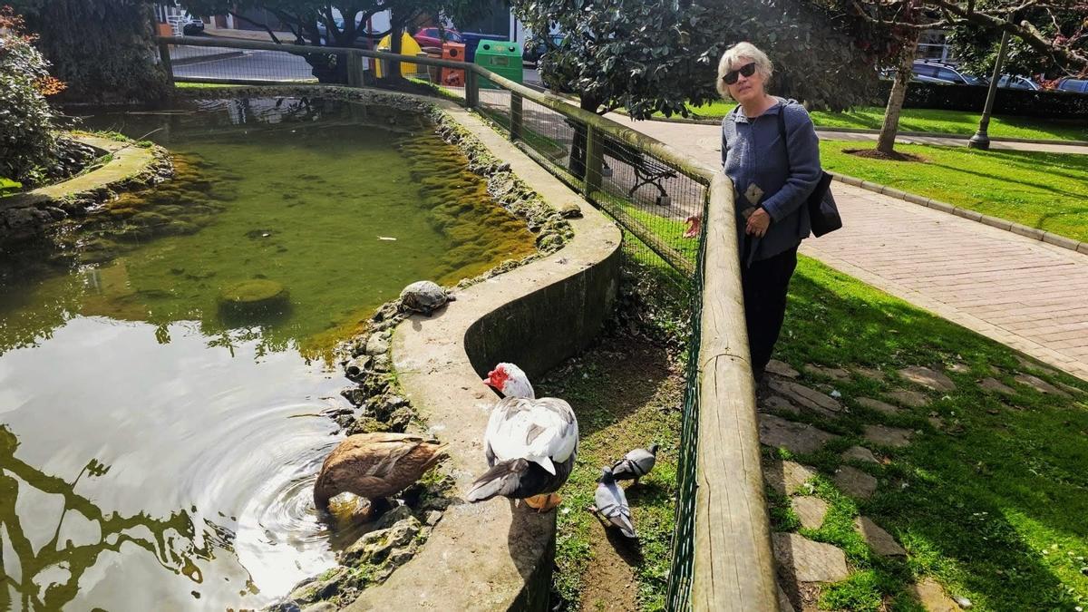 Luz García, en el estanque.