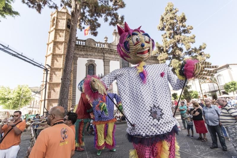 Fiestas del Pino en Teror: Subida de la Bandera en la Basílica