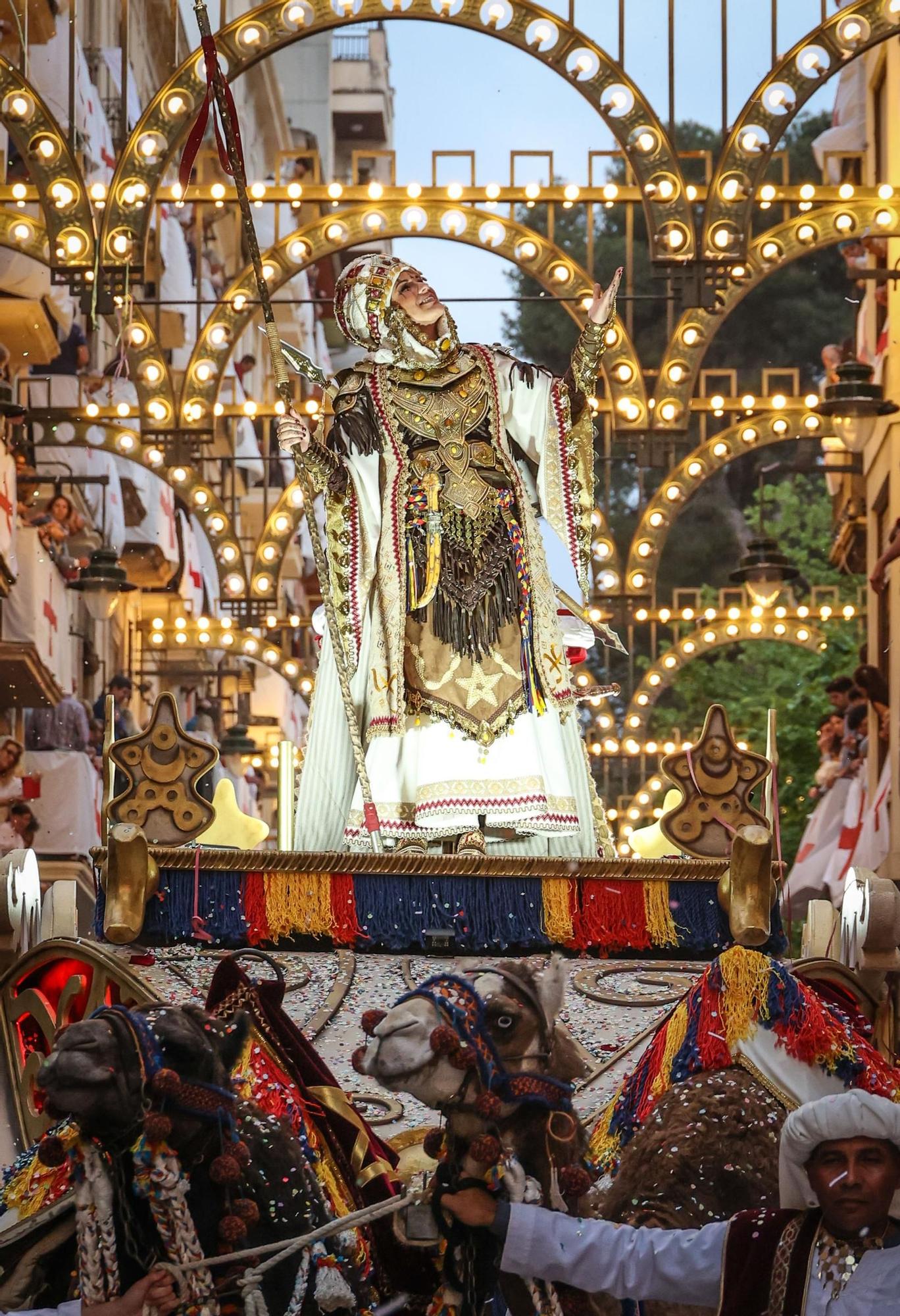 La mujer hace historia en la Entrada Mora de Alcoy