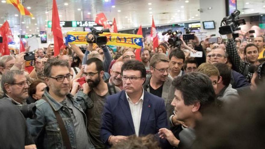 Anna Simó y Nuet, recibidos entre aplausos a su llegada a Barcelona