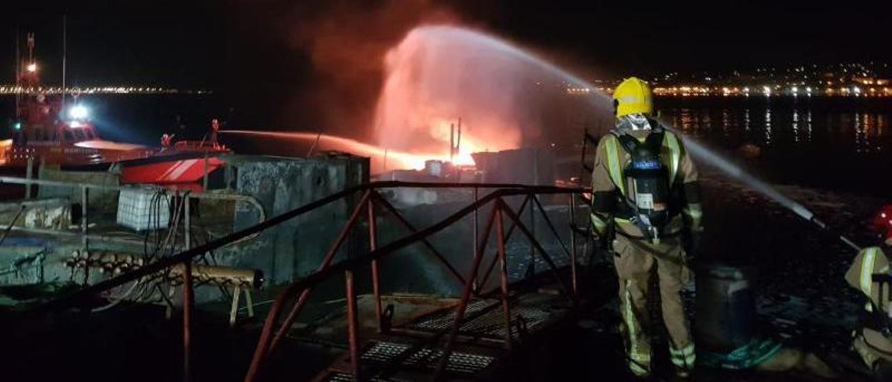 Bomberos y una lancha de Salvamento Marítimo intentando sofocar las llamas.   | FDV