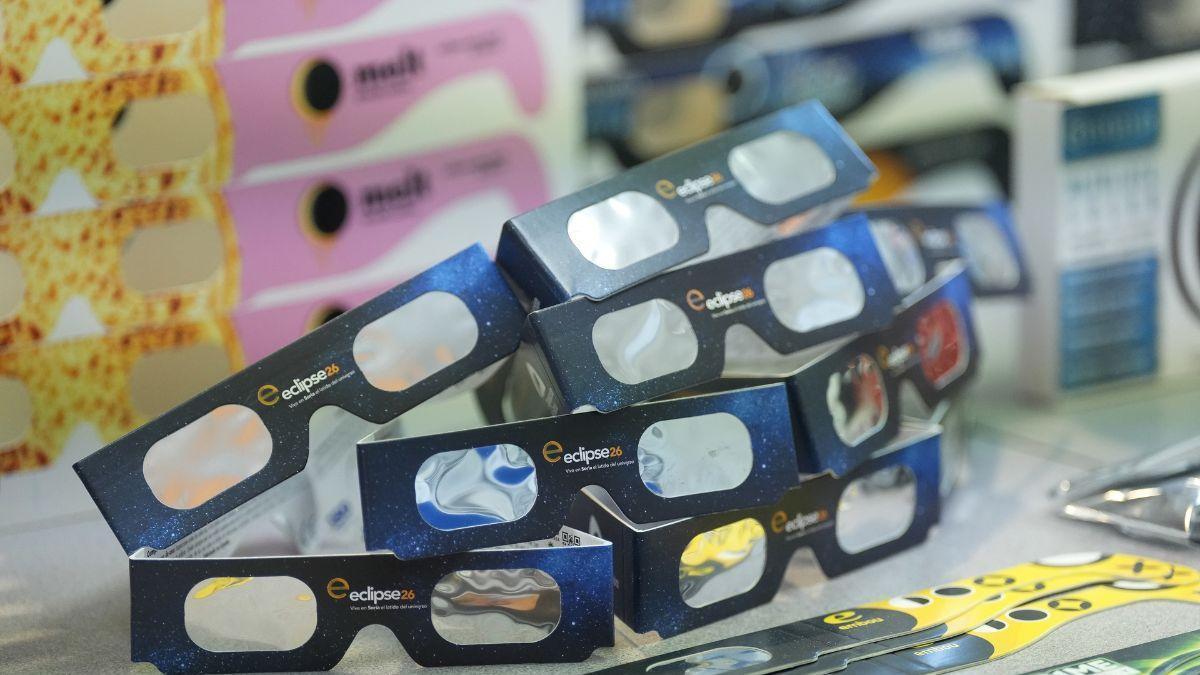 VÍDEO | Gafas para ver el eclipse solar en Murcia: dónde conseguirlas, cuánto cuestan y cómo saber si son seguras