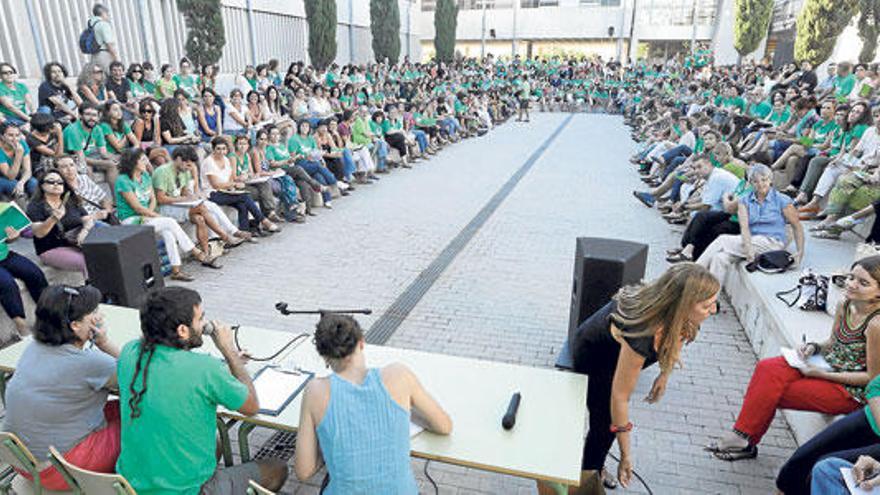 Imagen de la multitudinaria asamblea que en septiembre de 2013 aprobó ir a la huelga indefinida.