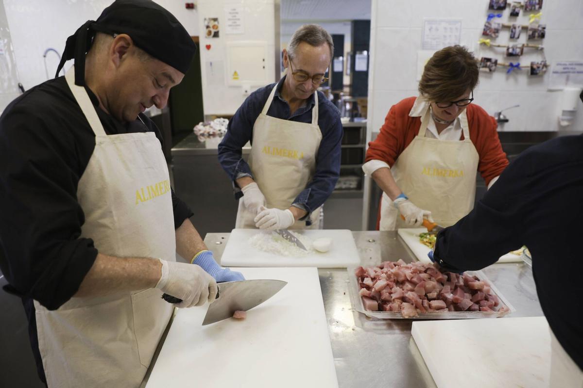 El "campanu del mar", marmitaco solidario en la Cocina Económica