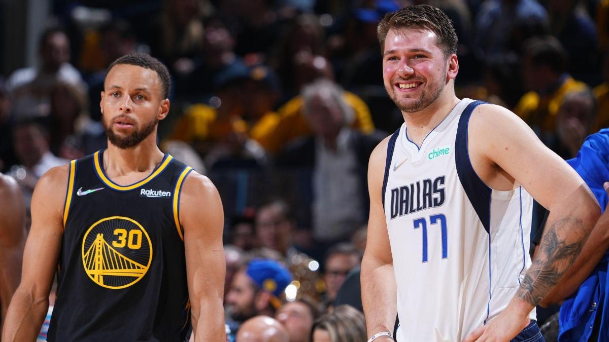 Curry y Doncic en un partido entre los Warriors y los Mavs