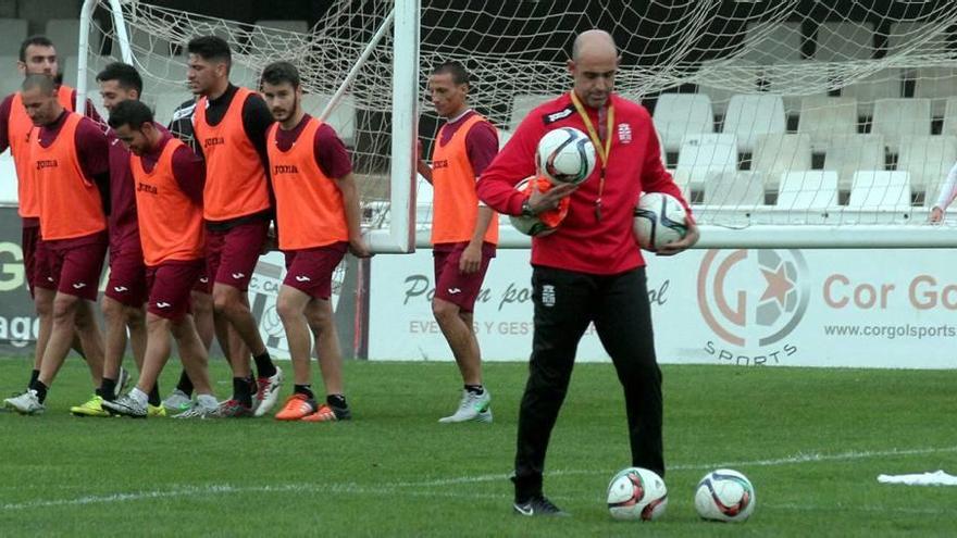 Alberto Monteagudo, que hoy se estrena en el banquillo del Cartagonova, da instrucciones durante un entrenamiento.