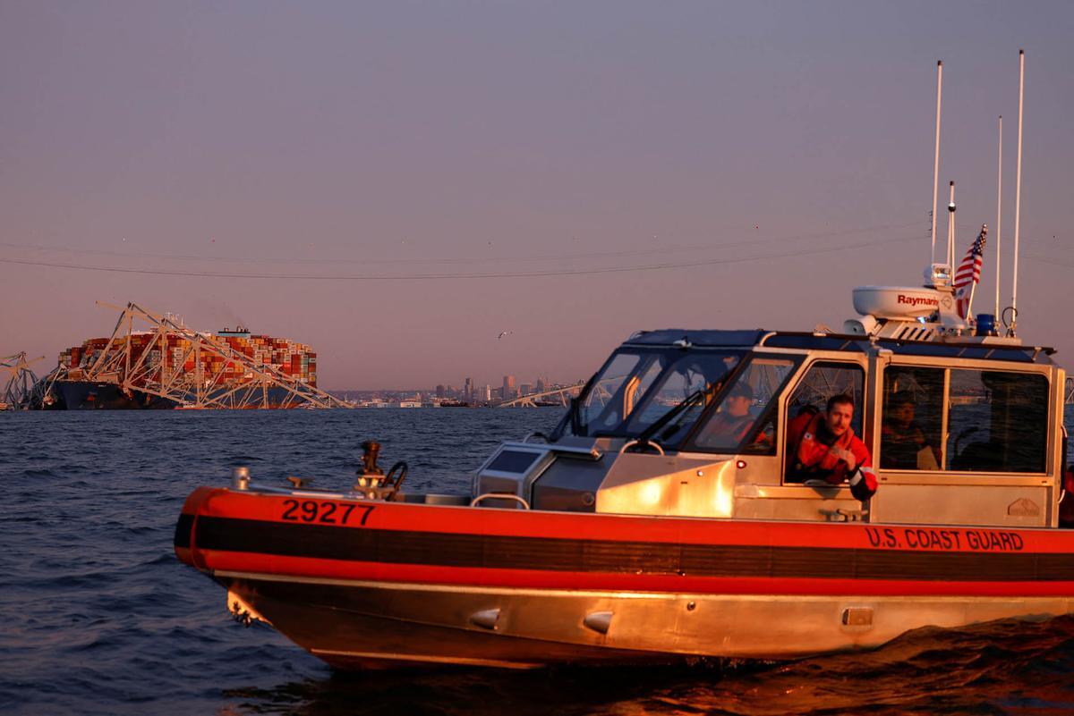 Un barco carguero  impacta contra el puente Francis Scott Key en Baltimore