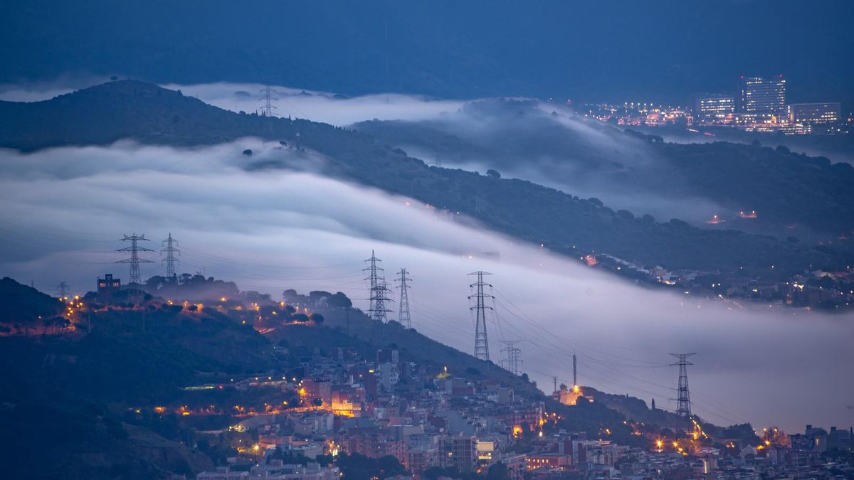 IMÁGENES | Barcelona amanece cubierta por la niebla del Vallès
