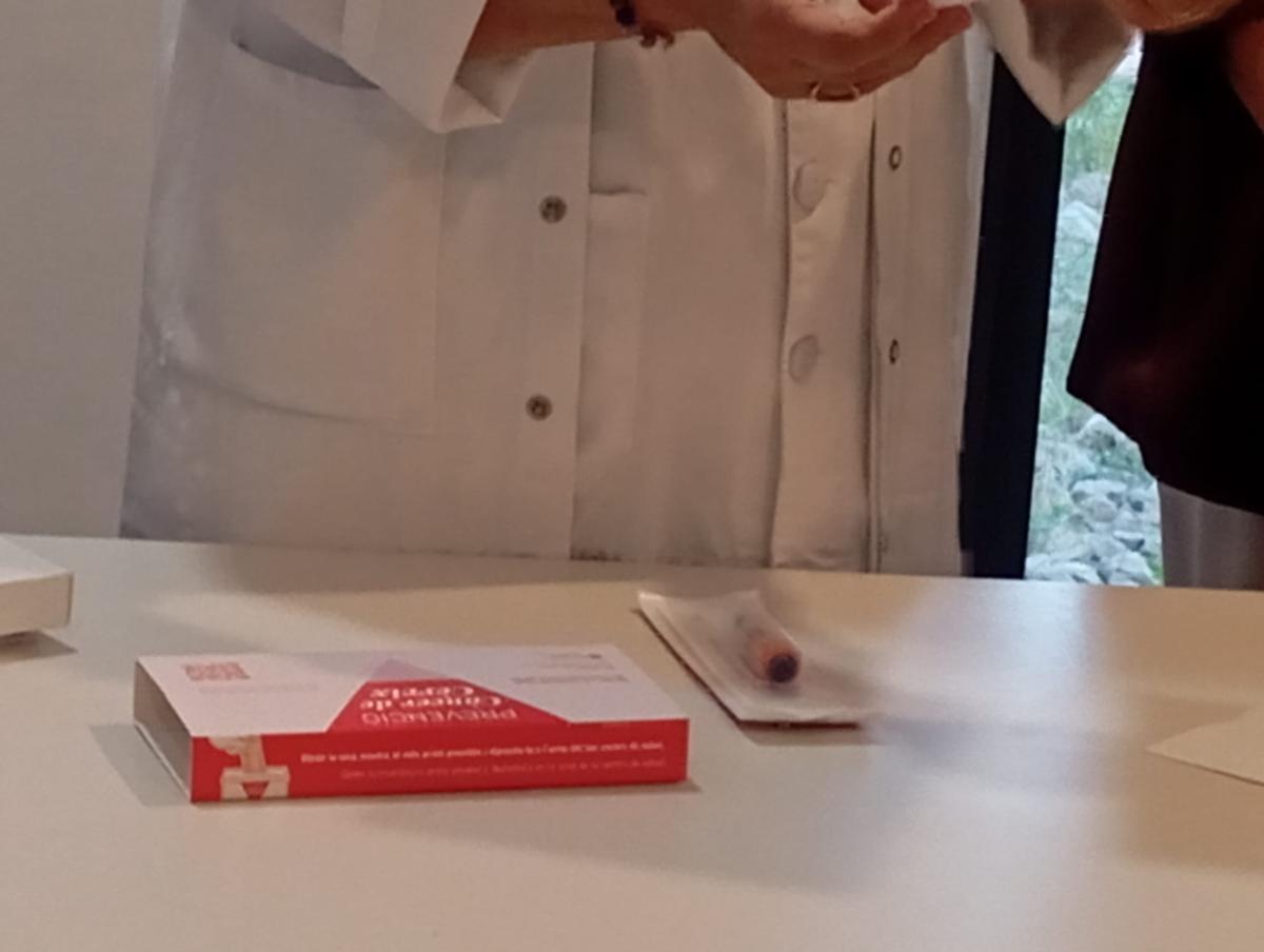 El tubito con el test de autocribado que se presentó este jueves.