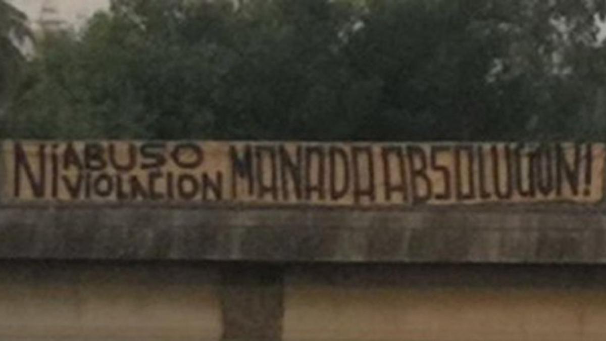 Pancarta colgada en Sevilla donde se pide la absolución de 'La Manada'