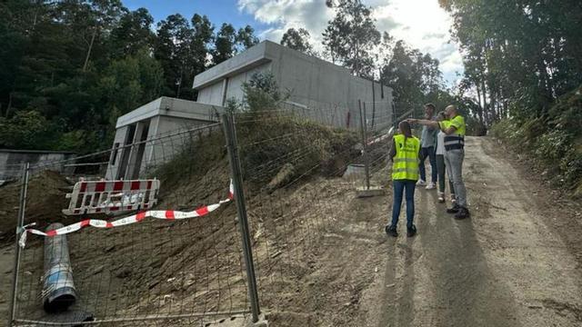 La alcaldesa, el edil de obras y técnicos de la concesionaria, junto a la planta de agua de Betanzos. |   // L. O.