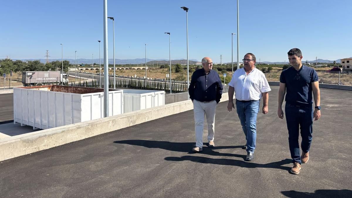 El nuevo ecoparque, de tipo D, se levanta sobre una parcela de más de 3.000 metros cuadrados situada junto a la rambla de Cervera, entre el cementerio municipal y la fábrica IFF, en el camino de En Cobert.
