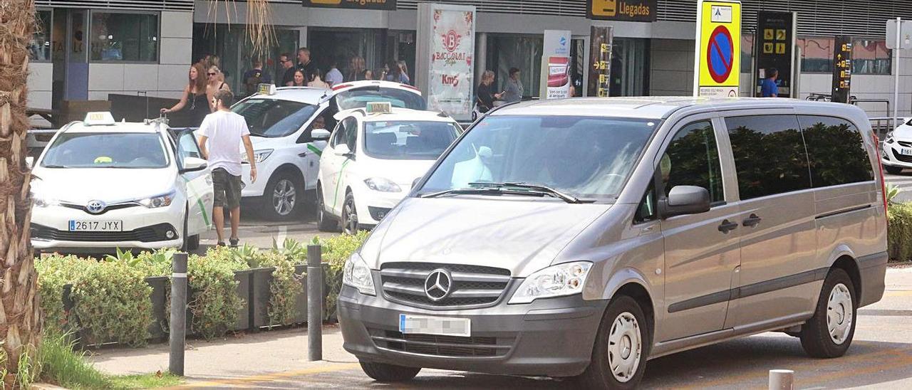 Imagen de archivo de VTC en el aeropuerto de Ibiza. | J. A.RIERA