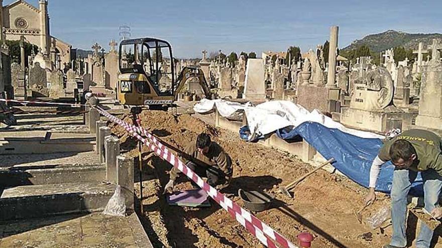 Aspecto de los trabajos que comenzaron ayer, martes, a llevarse a cabo, en el cementerio de Llucmajor.