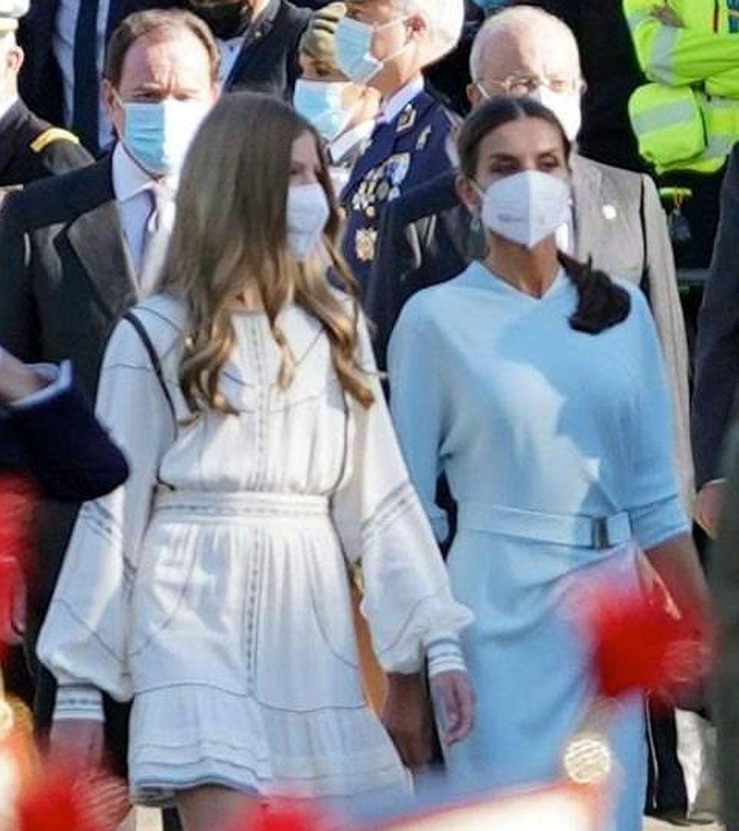 La infanta Sofía y la reina Letizia durante el desfile de la Hispanidad 2021