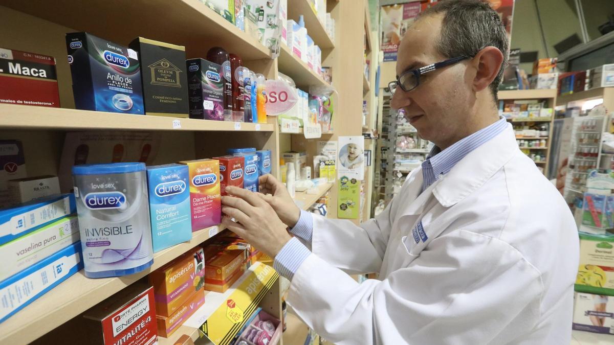 Un farmacéutico vendiendo preservativos en una farmacia de Castellón en una imagen de archivo.