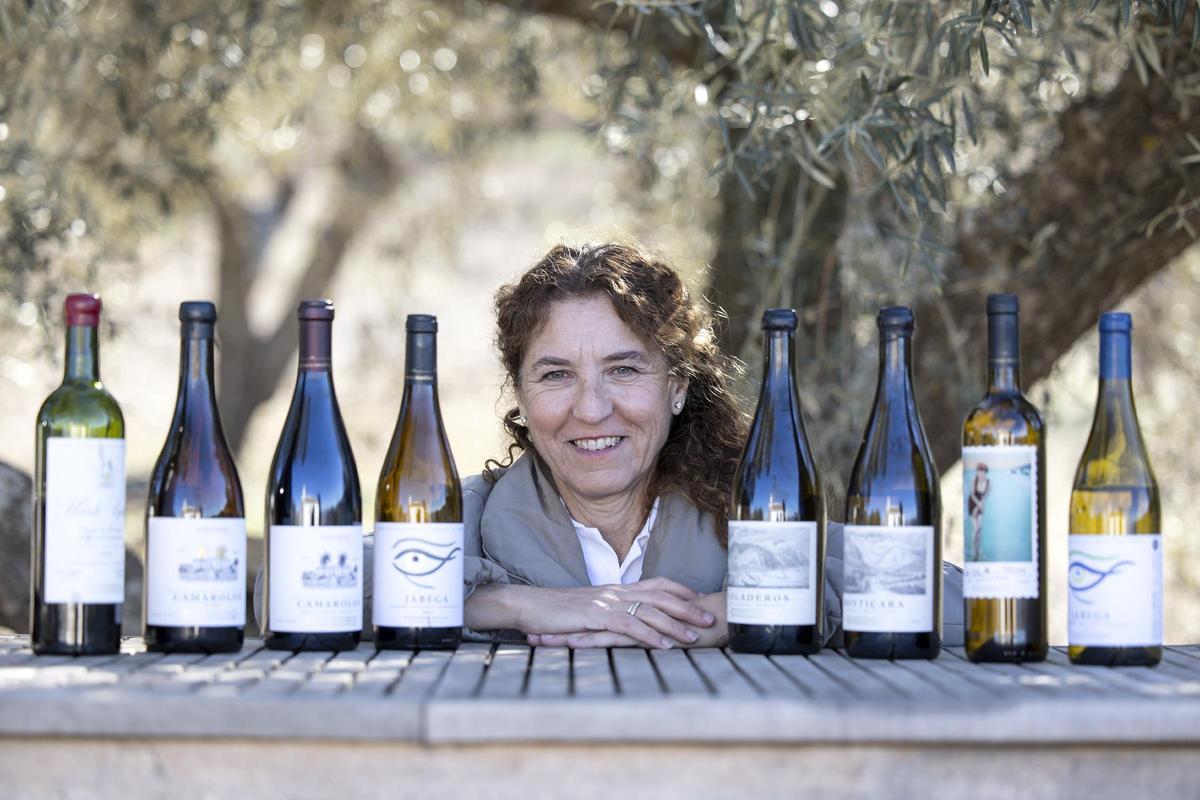 Victoria Ordóñez con distintas botellas de su bodega de Málaga.