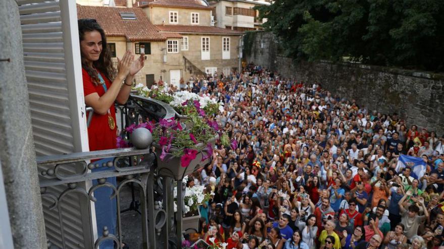 La exdeportivista, desde el balcón del Concello. |  // GUSTAVO SANTOS