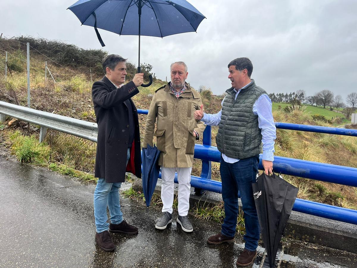 Los diputados y dirigentes locales, en Robledo, este viernes.