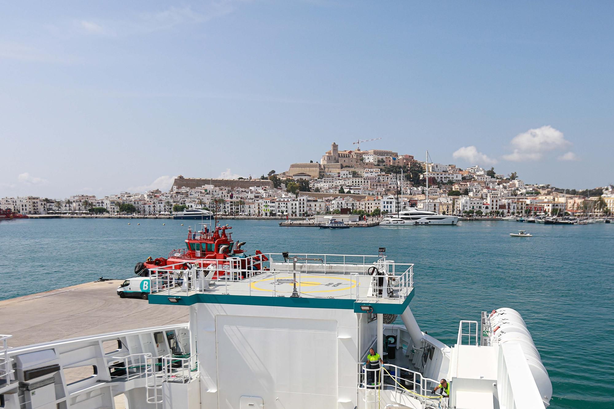Así es el primer ferry eléctrico de España: el Cap de Barbaria de Baleària